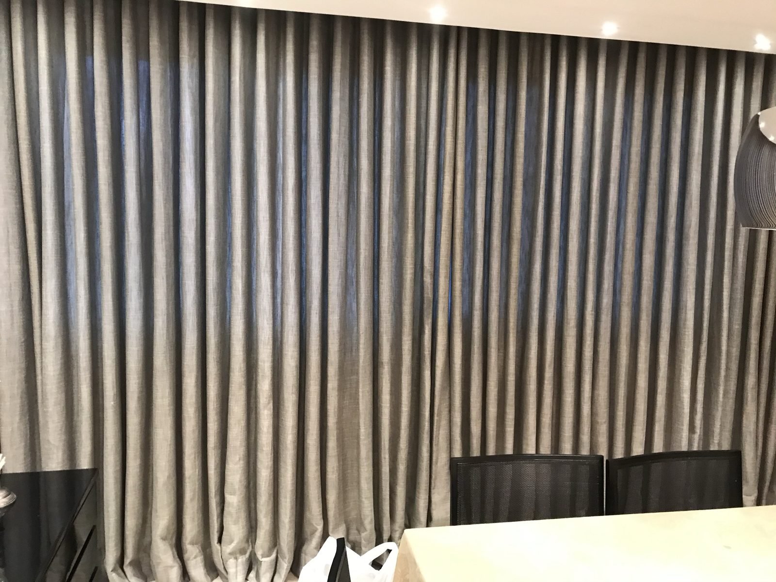 Cortina wave em tecido escuro com caimento marcado em sala de jantar